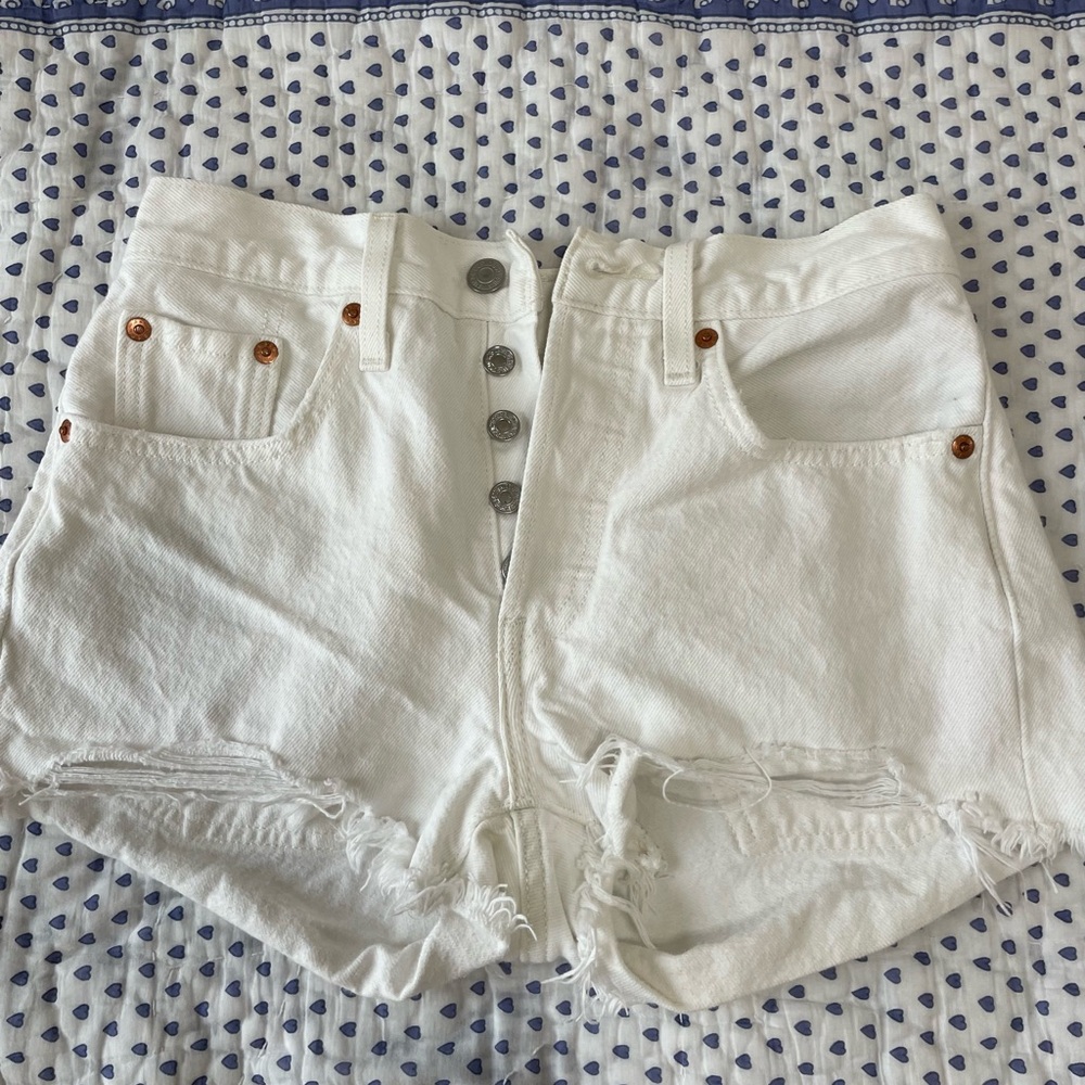 Levi’s 501 shorts in white